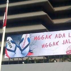 Peringati May Day, Ada Spanduk Gambar Sandal Jepit di Pemprov Jateng
