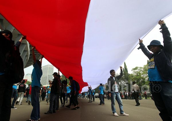 Buruh Bentangkan Bendera Merah Putih Raksasa