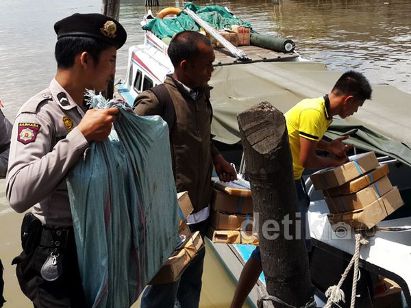 Distribusi Kertas UN di Pulau Terpencil Riau