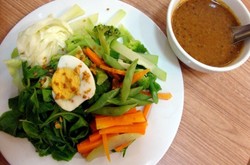 Mau Sarapan Murah Bergizi? Bikin Pecel Sayuran Saja!