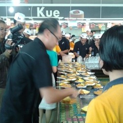 Sambut May Day, Manajemen Carrefour Masak Nasi Goreng Untuk Karyawan