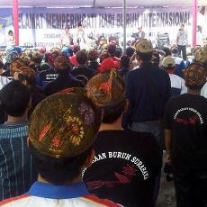 May Day, Pemkot Surabaya Hibur Buruh dengan Dangdut dan Bagi-bagi Hadiah