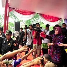 Risma akan Berikan Beasiswa untuk Anak-anak Buruh