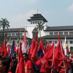 May Day, Ribuan Buruh Merahkan Gedung Sate