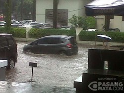 Hujan Deras, Jalanan di Kuningan Jaksel Tergenang