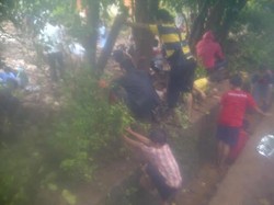 Hujan Tak Surutkan Minat Warga Mencari Batu Akik di Cilandak