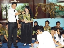 Peringati Hardiknas Bima Arya Ajak Pelajar Bandingkan Dinosaurus dan Kecoa