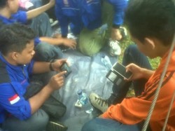 Saat Para Buruh Rehat Demo Sambil Main HP di Depan Istana Merdeka