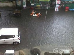 Hujan Deras, Beberapa Ruas Jalan di Kuningan dan Sudirman Tergenang