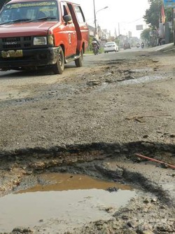 Jalan Berlubang Bikin Macet Jati Asih Bekasi