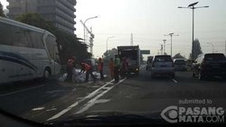 Muatan Truk Tumpah Ruah di Tol Menuju Cikampek, Lalin Padat Merayap