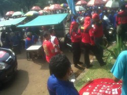 Jl Merdeka Utara Jadi Pasar Kaget, Ribka Orasi di Tengah Buruh
