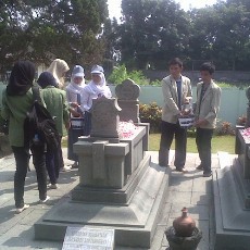 Peringati Hardiknas, Pelajar Yogya Tabur Bunga di Makam Ki Hadjar Dewantara