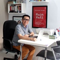 Rumah Hilbram Dunar Bergaya Modern Minimalis, Bersinar Seperti Matahari