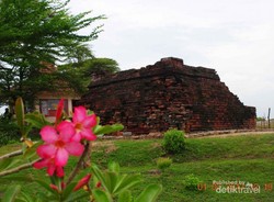 Candi Tawang Alun & Penjaganya yang Kreatif