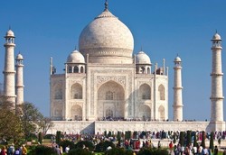 8 Tempat Penuh Turis, Tapi Tetap Wajib Dikunjungi (1)