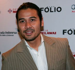 Foto: Tampannya Chicco Jericho Dalam Busana ala Pria Italia