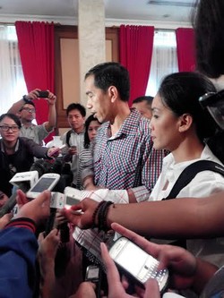 Kemeja Kotak-kotak Jokowi Masih Sakti?