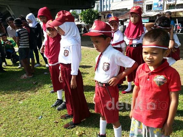 Rayakan Hardiknas di Bawah Fly Over Makassar