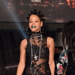 Rihanna Seksi Berbalut Gaun Transparan di Acara Penghargaan Musik