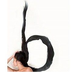 Seniman Wanita Tampil Tanpa Busana dan Bentuk Rambut Jadi Huruf Alfabet