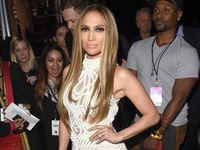 Jennifer Lopez Makin Wow di Usia 44