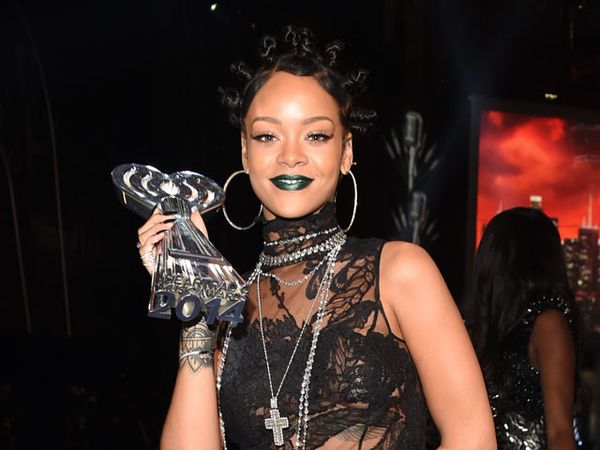Gaya Gotik Rihanna di iHeartRadio Music Awards 2014