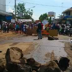 Warga Blokir Jalur Alternatif Probolinggo-Malang Protes Jalan Rusak
