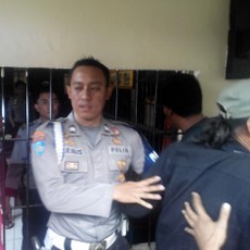 Ortu Korban Pencabulan Hadiahi Emon Bogem Mentah