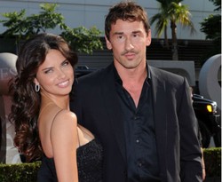 Model Adriana Lima Umumkan Perceraian Setelah 5 Tahun Menikah