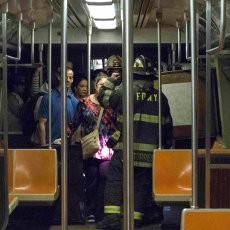 Kereta Bawah Tanah di New York Anjlok, 19 Orang Luka-luka