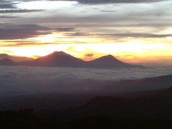 Sunset & Sunrise Menawan dari Gunung Prau, Dieng