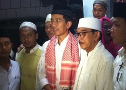 Di Pesantren Bahrul Ulum, Jokowi Dikalungi Sorban oleh KH Khatib Hasbullah