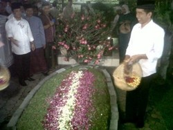 Kunjungi Ponpes Tebu Ireng, Jokowi Ziarahi Makam Gus Dur