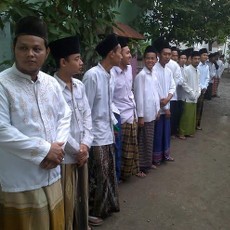 Puluhan Santri Berbaris di Depan Ponpes Pacul Gowang Sambut Jokowi