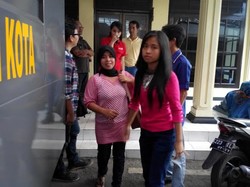 Ibunda Temui Emon di Penjara: Kenapa Kamu Jadi Begini?