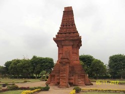 Kisah Tragis Prabu Kalagemet Di Candi Bajangratu, Jawa Timur
