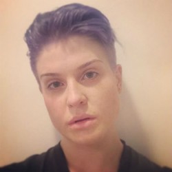 Foto Tanpa Make-up, Kelly Osbourne Pamer Rambut Mohawk
