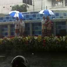 Hujan Deras, Peserta Parade Budaya HUT Surabaya Pakai Payung