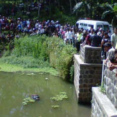 Mayat Wanita Bertato Ditemukan Mengambang di Waduk