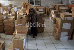 Petugas Pasang Gembok Berlapis di Ruang Penyimpanan Soal UN SMP