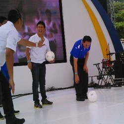Bos Bank Mandiri Main Bola Bareng Ahok