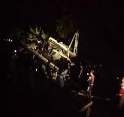 Ini Foto Kereta Vs Truk Kontainer di Cirebon