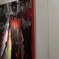 Bukan Melukis, Seniman Muda Ini Justru Menulis di Atas Kanvas