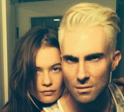 Foto Selfie Bareng Tunangan, Adam Levine Pamer Rambut Baru