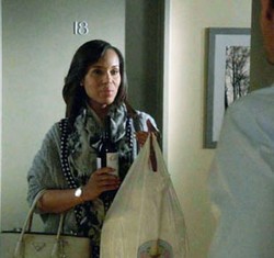 Foto: Aneka Trik Kerry Washington Tutupi Perut Hamil di Serial Scandal