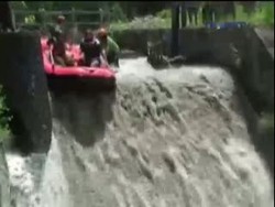 Perahu Terbalik Saat Bermain Arung Jeram, 1 Orang Tewas