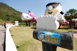 Yang Belum Anda Tahu di Thailand, Resor Keren Ala Flintstone