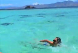 Lihat Laut Jernih di Labuan Bajo, Luna Maya Langsung Nyebur