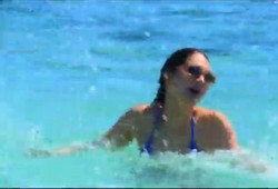 Luna Maya Tampil Seksi Saat Berenang di Pulau Tatawa Besar